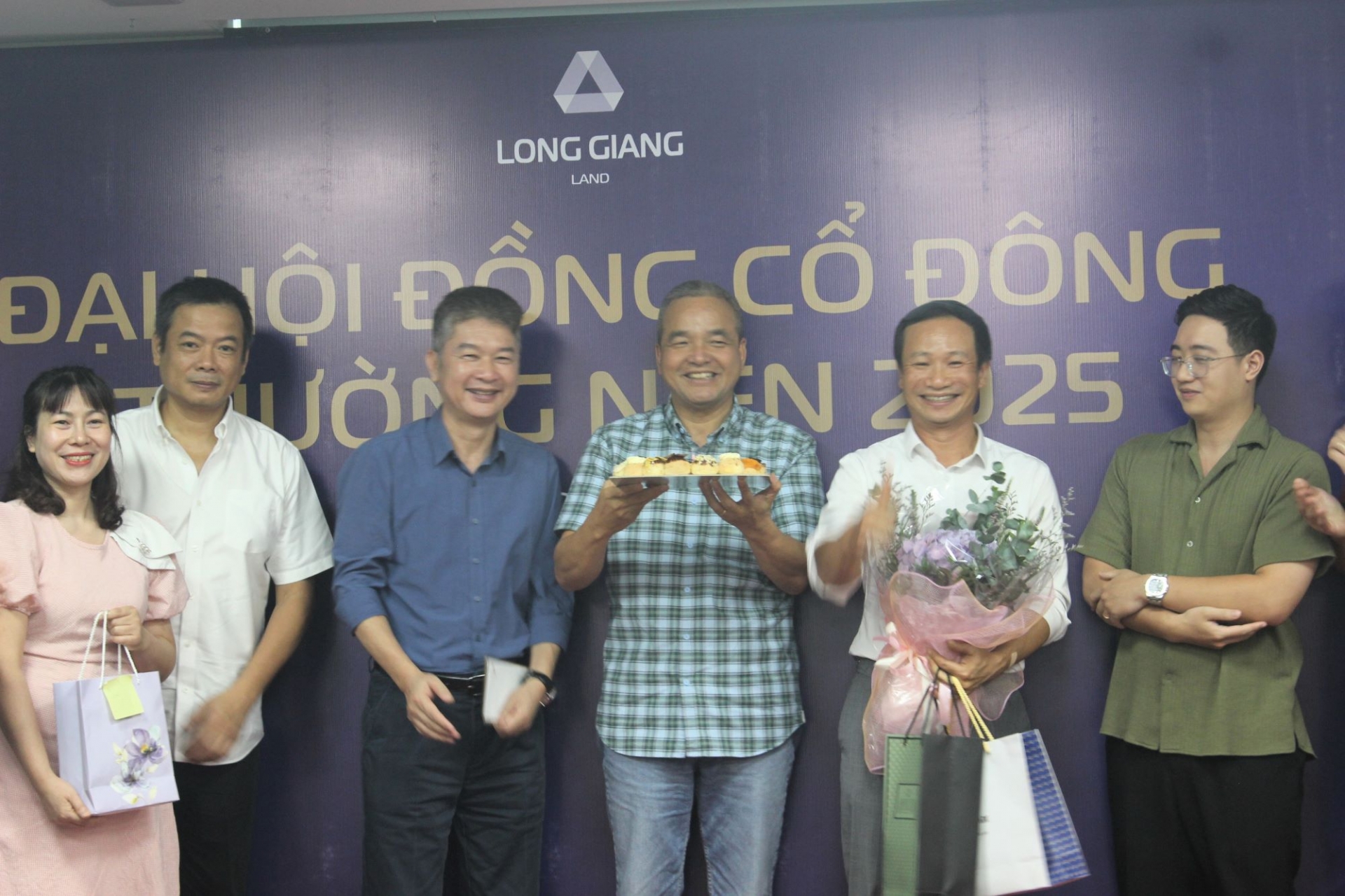 Chủ tịch HĐQT Lê Hà Giang và đại diện Ban Lãnh đạo các Công ty cùng thổi nến chúc mừng sinh nhật Công ty Long Giang Group, Long Giang E&C và các CBNV trong Tập đoàn đón sinh nhật trong tháng 6/2025