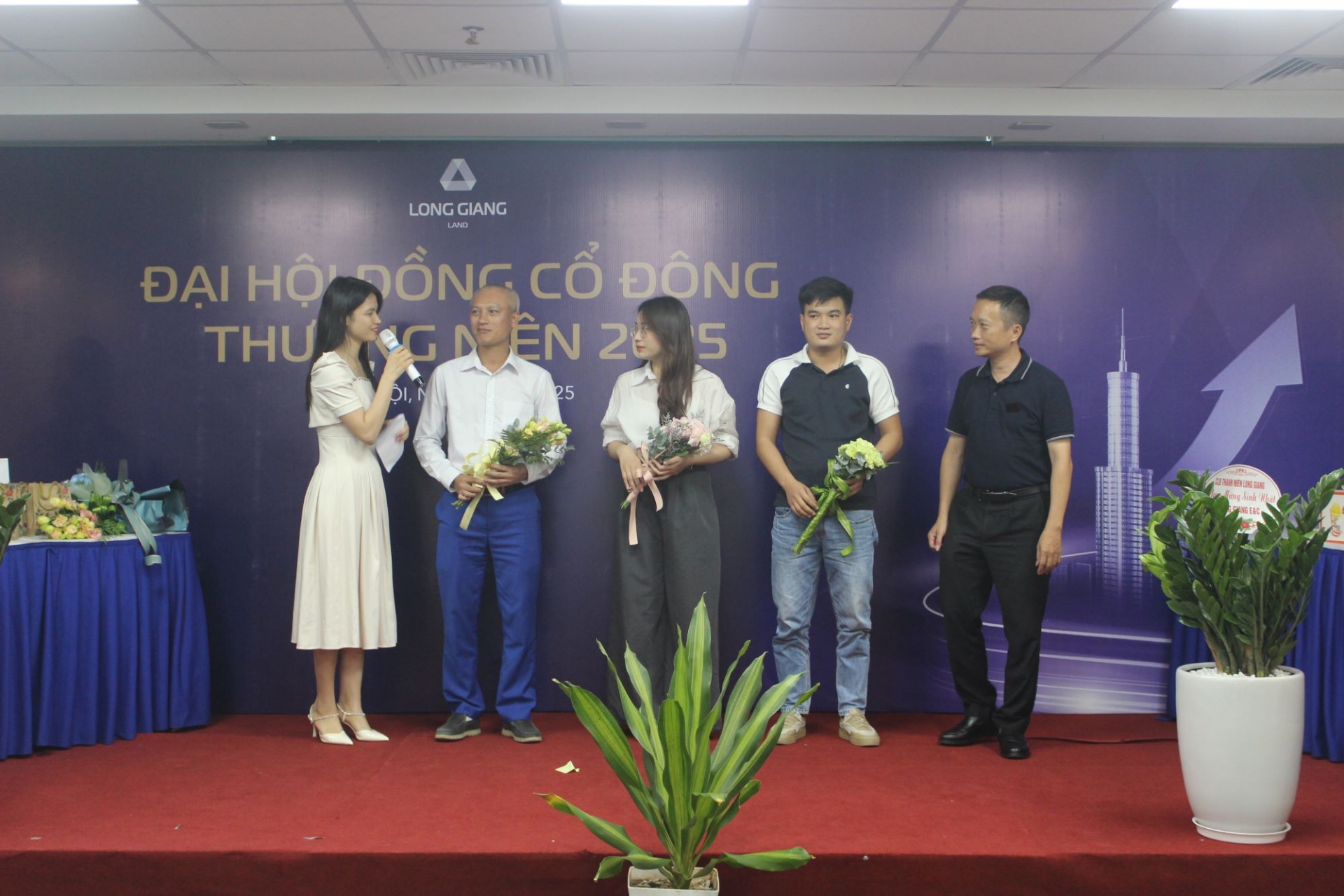 Đại gia đình Long Giang vui mừng chào đón 3 thành viên mới (giữa).